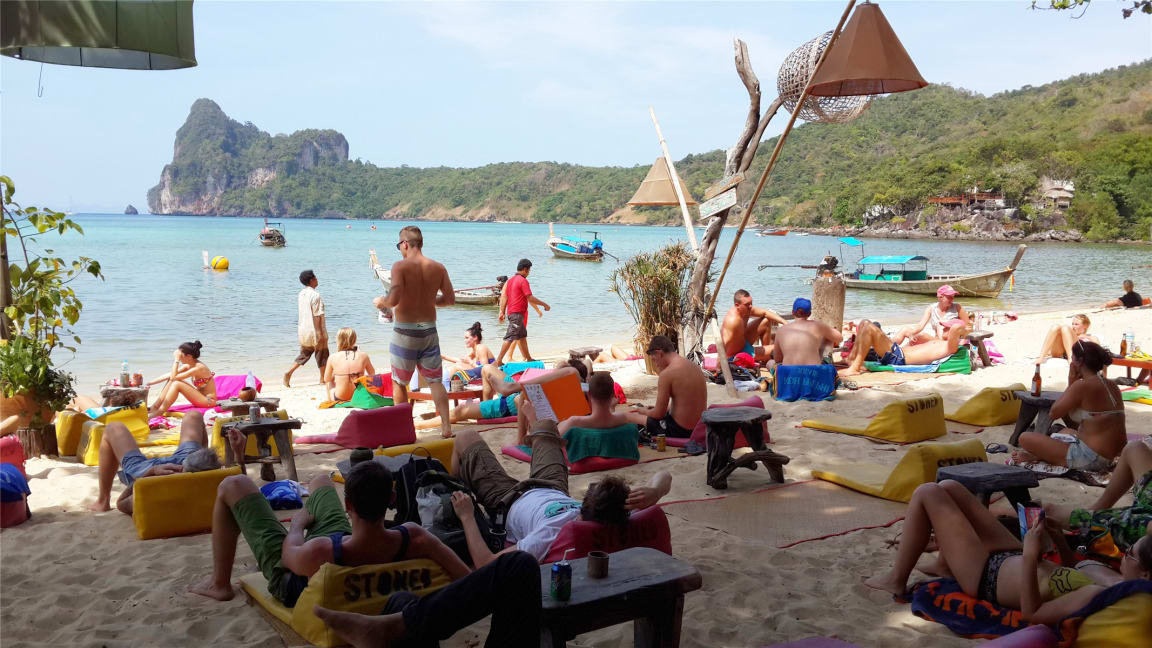 best hostels in ho chi minh -Stones Bar Dorm Rooms And Restaurant