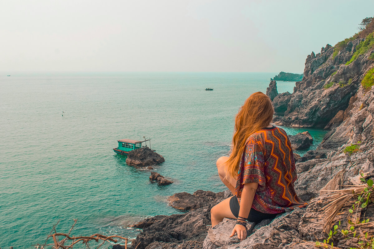 backpacking southeast asia - rocks and boat