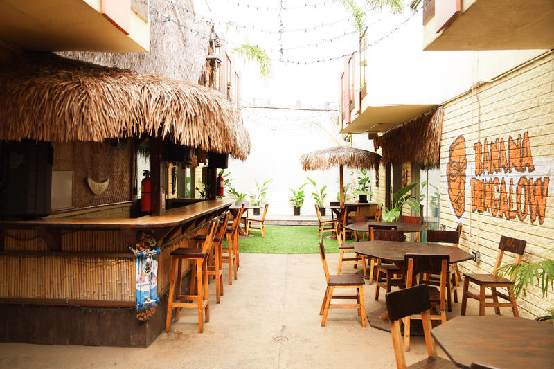 The best hostels in Los Angeles - banana bungalow west hollywood outdoor tikki lounge