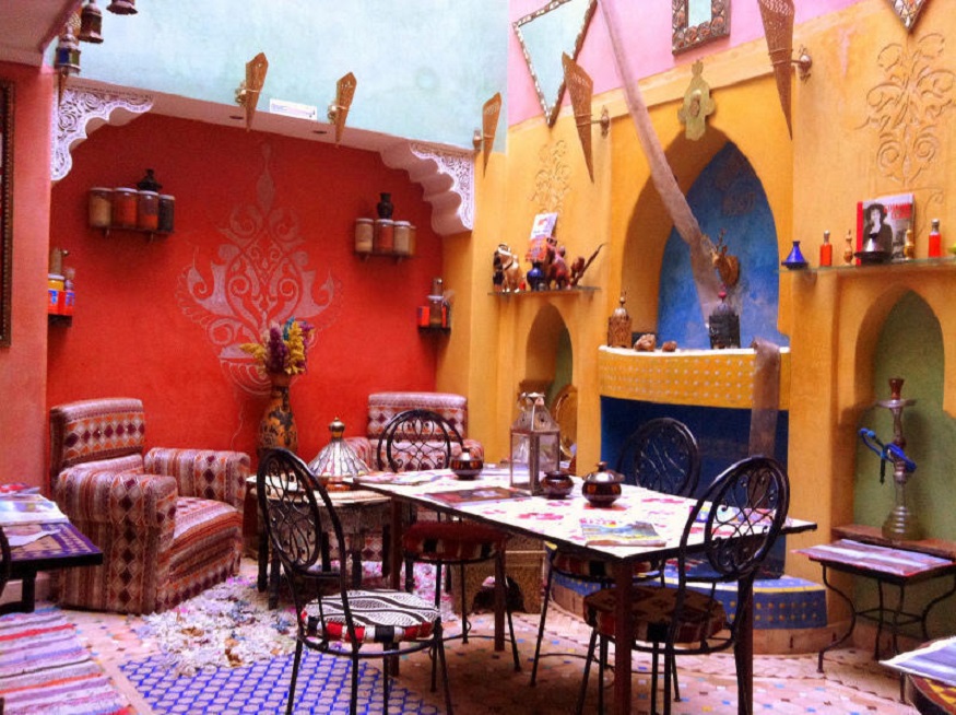 best hostels in Marrakech, Riad Layla Rouge dining area