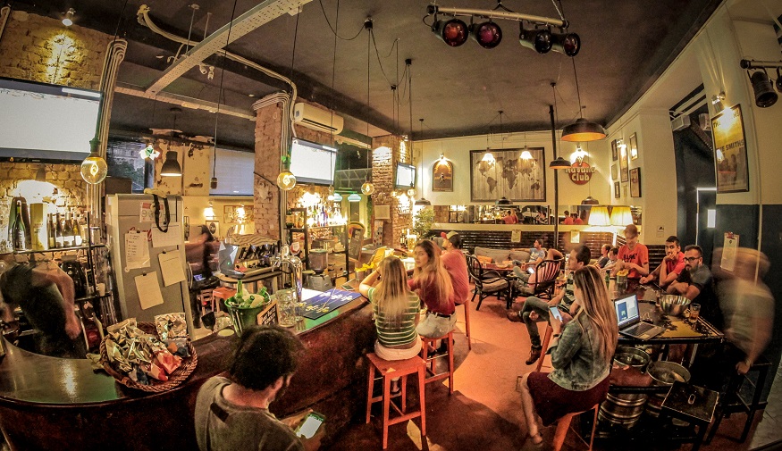 best hostels in milan, queen hostel bar
