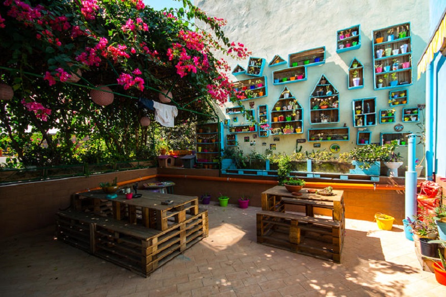 best hostels in naples, terrace at Ecohostelfloreale 