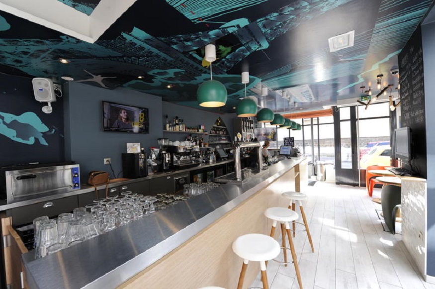 best hostels in paris, The 3 Ducks Eiffel Tower by Hiphophostels bar