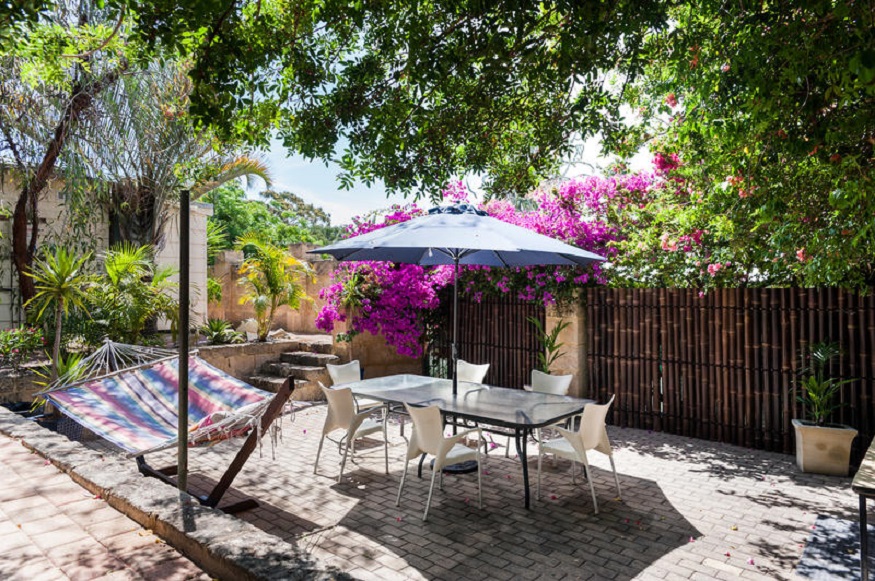 best hostels in Perth - Western Beach Lodge