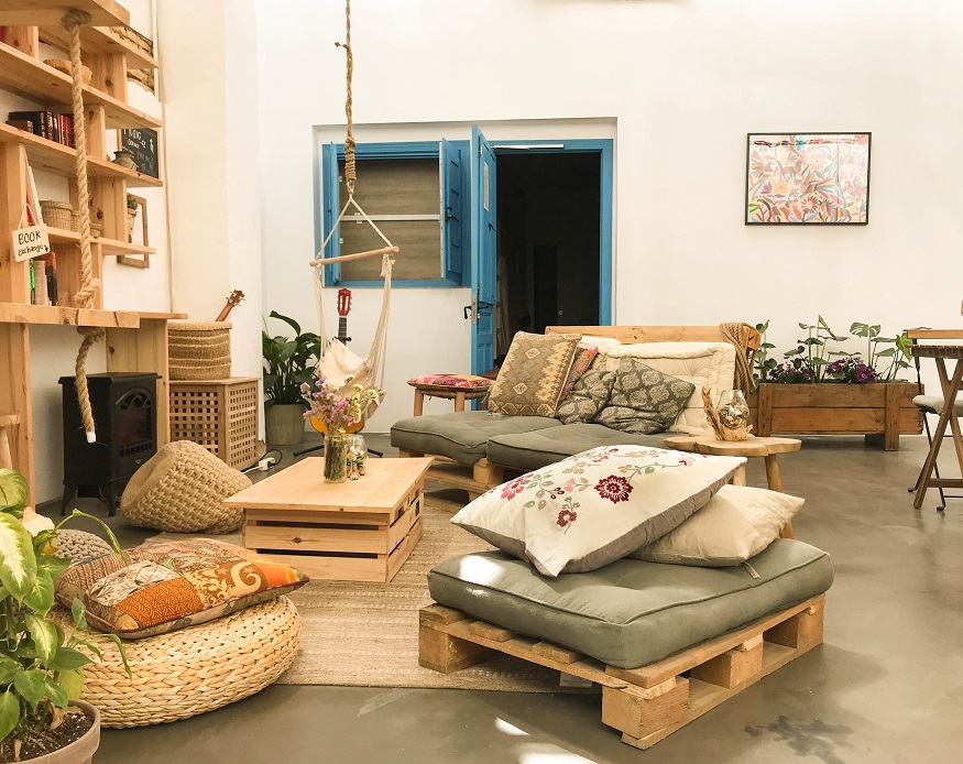 best hostels in valencia, Cantagua Hostel common area