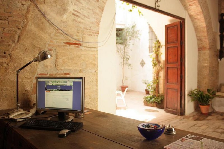 best hostels in valencia, Innsa hostel reception