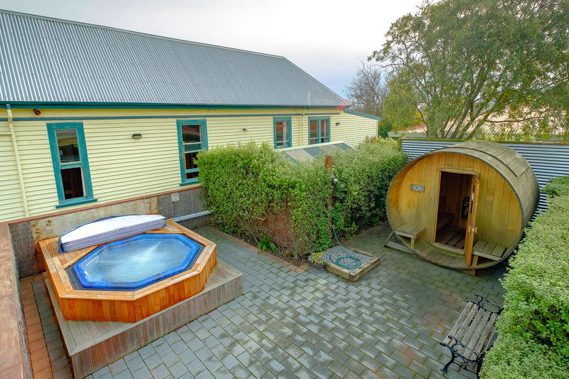 Best hostels in Christchurch - the old country house Christchurch