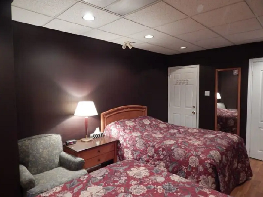 best hostels in Toronto, private room at All Days Hostel