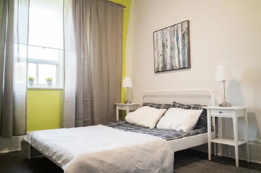 best hostels in Toronto, private room with double bed at hostel toronto