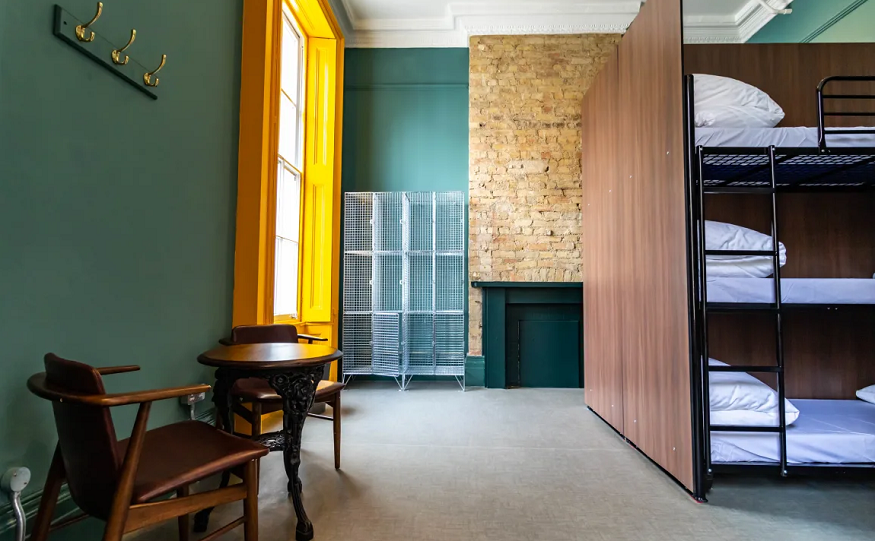 best hostels in london - pub love